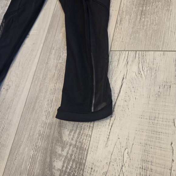 Lululemon Athletica Black Capri Leggings With Zipper Pocket & Mesh Down The Legs - Picture 7 of 10
